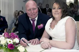 英国38岁母亲罹患癌症 去世前两天与未婚夫举行婚礼图片