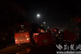 车祸现场四吨重钢结构压住车头 黄石消防及时救出两名被困者图片