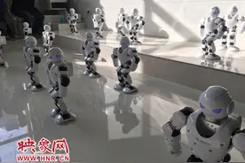 机器人组队跳舞！郑州这所学校举办“制汇节”似科幻大片图片