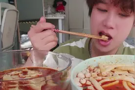 小姐姐吃糯糯叽叽的年糕和红油抄手，看着好有食欲！视频封面