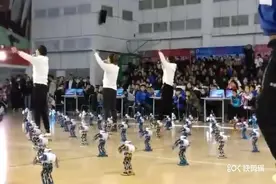 全国机器人大赛开始啦！300台人工智能机器人“群舞”视频封面