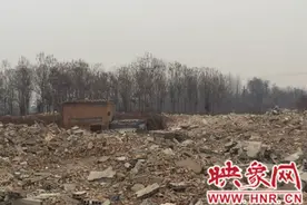 睢阳区刘庄村建筑垃圾不覆盖 大风一吹起扬尘图片