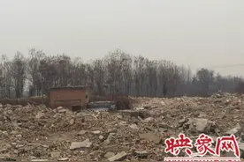 睢阳区刘庄村建筑垃圾不覆盖 大风一吹起扬尘图片