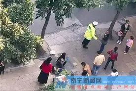 孕妇南宁街头产女 路过市民伸援手搭爱心“产房”图片