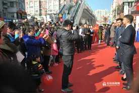 台东街头现外模走秀 金发碧眼吸人眼球图片