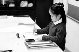 7岁女娃写毛笔字走红网络图片