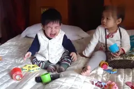 姐姐把弟弟欺负哭了，妈妈教育淘气的姐姐有妙招视频封面