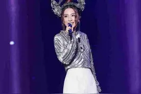 田馥甄演唱会十万枚别针做头饰 像王母娘娘？图片
