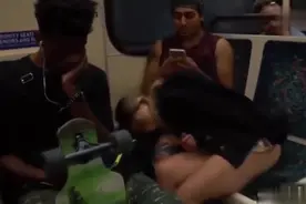 漂亮妹子在公交车上装睡，突然倚靠在你的肩膀上视频封面