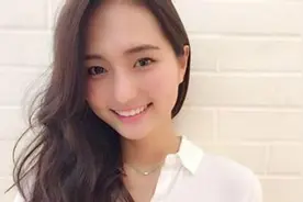 美女大学生图书馆边喝酒边学习，考研学霸都是这样的吗？视频封面