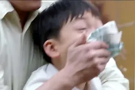 两个小男孩捡废品被人贩子盯上，人贩子拿药迷晕小孩太坏了视频封面