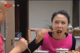 两男子拿光了厕所所有坑位的纸，用它们做绷带视频封面