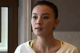 女儿见老爸娶了比自己年轻的后妈，一开始就各种疯狂挑衅视频封面