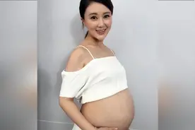 甘薇挺二胎大肚喝可乐 尖下巴比孕肚还抢镜视频封面