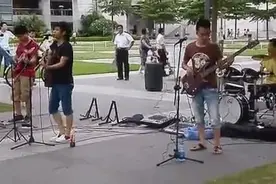 秦朝乐队现场《不再犹豫》鼓手一直沉浸在音乐中图片