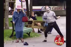搞笑整蛊：各种恶搞路人的绝招都想出来了！笑晕了！视频封面