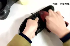 擦鞋店老板擦皮鞋独门妙招，可以使其光亮如新减缓皱痕的产生哦视频封面