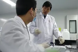 武科大两位教授治疗艾滋病新方法获批发明专利视频封面