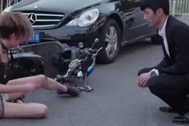 富二代开车撞到女孩，二话不说抱起美女就跑！吓坏美女视频封面