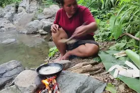 荒野生活-狂野大姐野外觅食，河边油炸芋头吃的狼吞虎咽视频封面