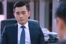 胡歌与女友两人情不自禁，毫不掩饰的在电梯力直接亲热起来！视频封面