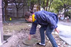初生女婴被弃小区井盖上，上海“好阿姨”将其搂在怀里保暖图片