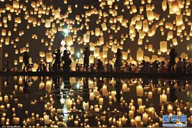 3000盏灯笼放飞泰国夜空 湖水中似一片灯海图片
