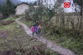 一个老师三个学生的学校：老师身兼多职图片