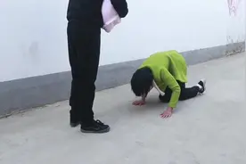 媳妇连生三个儿子，为减轻负担把孩子送人，婆婆做法让人很感动！视频封面