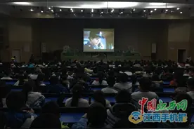 德安一小组织学生观看禁毒教育片《纸飞机》图片