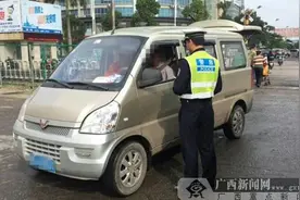 面包车行驶中后车门竟然打开 马虎司机未察觉图片