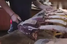 还以为扛的是木头呢 切开后才明白，什么是顶级牛排视频封面