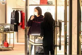 袁咏仪返港逛名店扫货 戴口罩自称有点生病图片