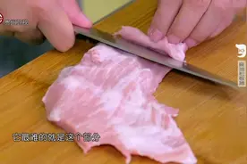 松阪猪即为猪颈肉，肉质鲜嫩，麻油松阪猪要逆纹切薄片！视频封面
