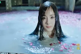 霸气杨幂雨中拍戏，露出谁的那一面，出水芙蓉吧视频封面