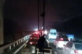 元旦路况播报 成温邛高速安仁段施工车辆拥堵图片