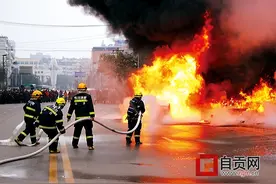 富顺三轮车摩托运柴油半路起火 货车和沃尔沃先后遭殃图片