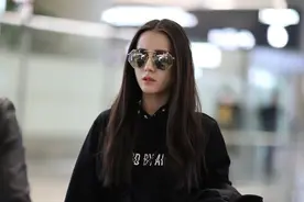 迪丽热巴现身机场袖子比衣服长 一身装扮简洁不简单引领私服潮流图片