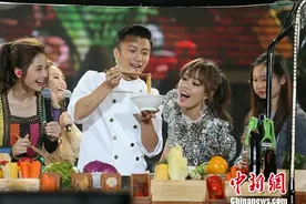 《决战食神》演唱会谢霆锋电影造型登台 喂粉丝吃饭图片