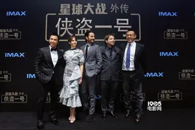 姜文《侠盗一号》红毯人气高 菲丽希缇蓝裙优雅图片