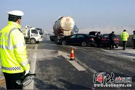 惊险！衡水一高架桥发生4起多车追尾事故 无人员伤亡图片