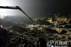 泰安一垃圾填埋场内挖掘机不慎陷入淤泥 驾驶员身亡图片
