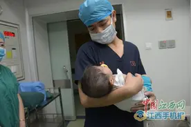 麻醉师术前安抚宝宝情绪 顺利手术感动网友图片