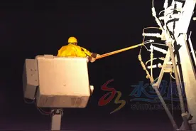 高压电发热变红险爆燃 工人坐云梯隔空“退烧”图图片