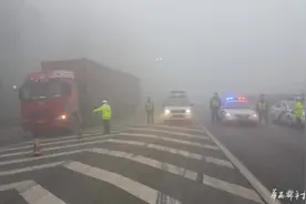 四川高速因雾封闭 到下午一点全部恢复通行图片