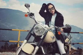 李小璐遇高原反应半梦半醒 帅气骑摩托压惊图片