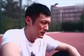 余文乐找初恋女友未果篮球场上发泄视频封面