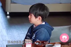 妈妈把儿子的零食偷吃了，宝宝瞬间崩溃了视频封面