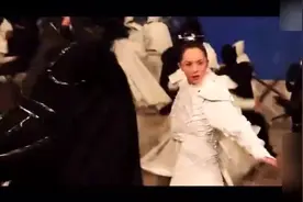 帅一脸血！杨幂铠甲战衣曝光 发际线尴尬了!视频封面