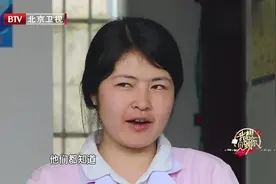 女村医骑男士摩托车去给村民看病，村民送给她一个霸气外号！视频封面